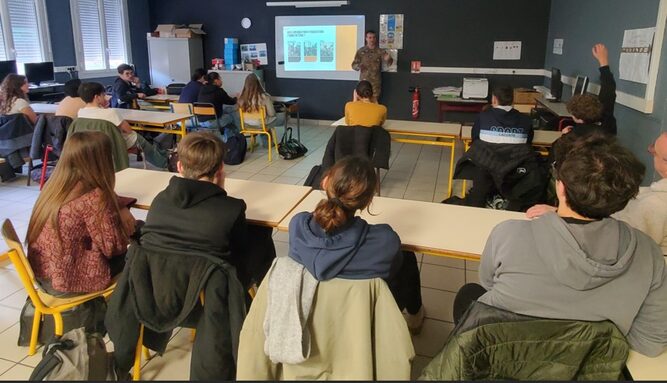 Photo intervention de l'Armée CIRFA de Rodez présentation par l'adjudant COSTES classe de 3ème.jpg